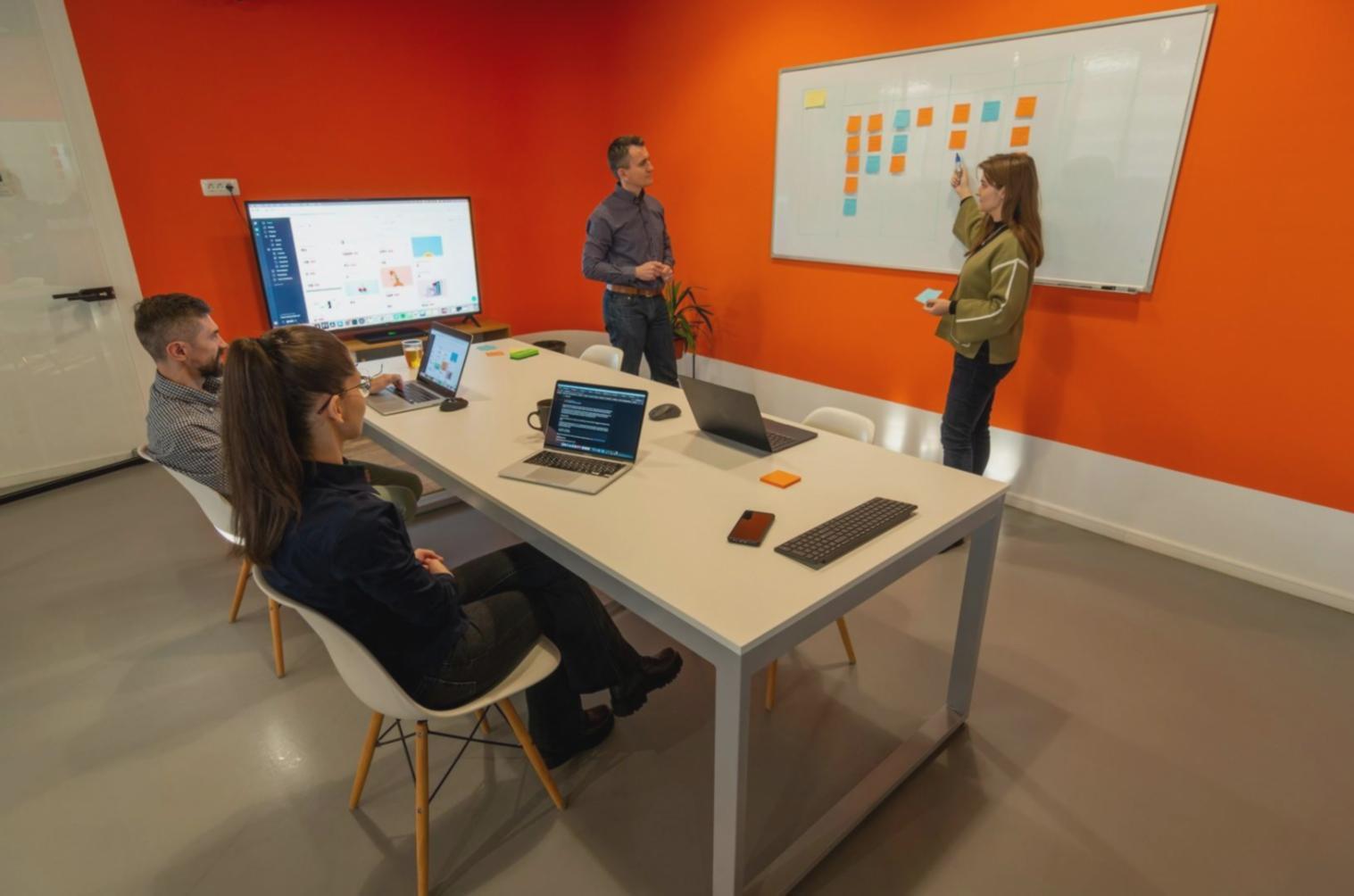 Gruppe von Menschen bei einem interaktiven Finanz-Workshop